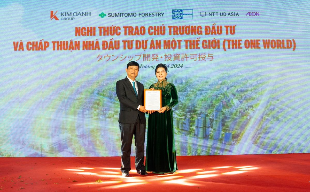 chu-tich-tinh-binh-duong-trao-quyet-d5inh-dau-tu-cho-kim-oanh-group.jpg