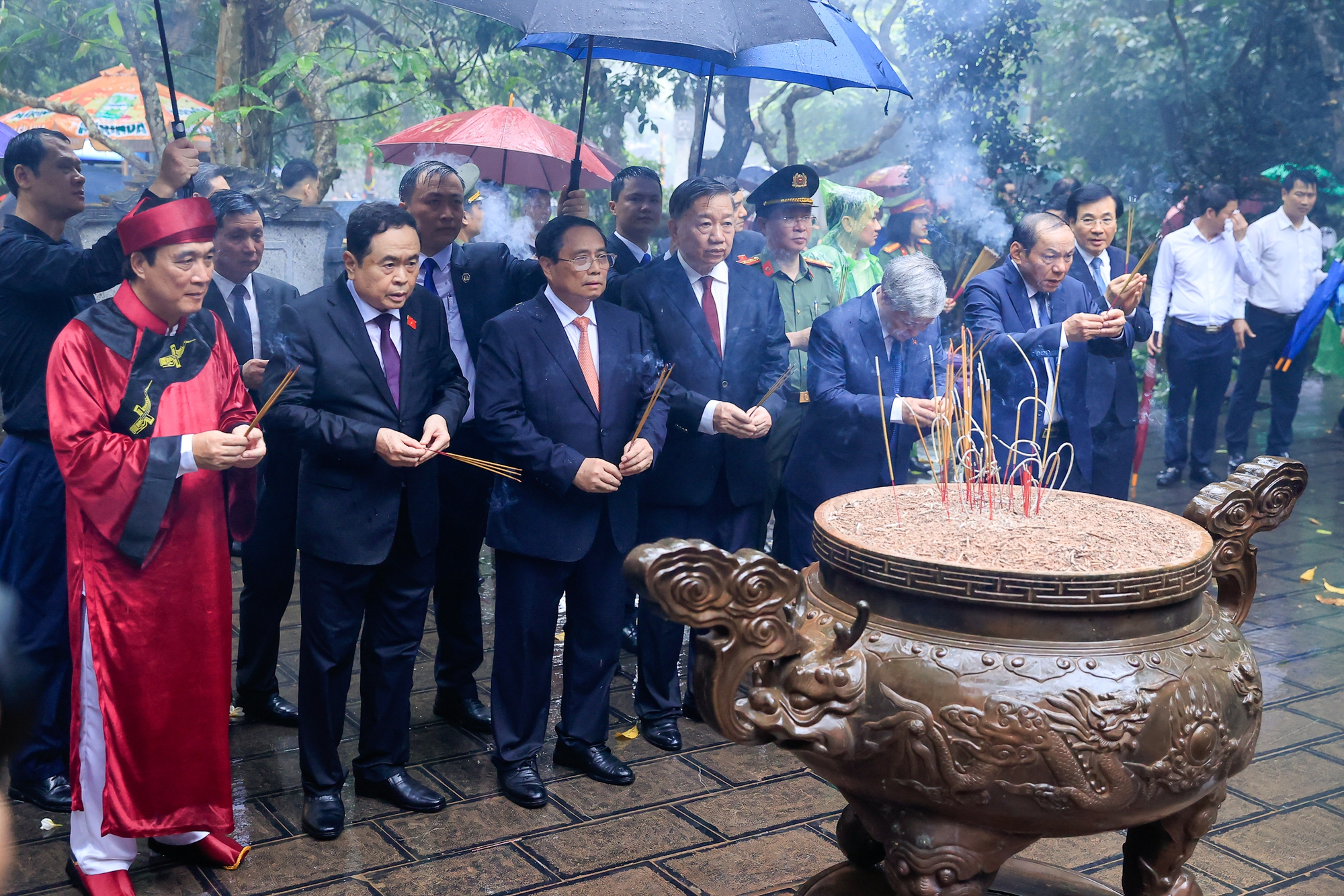 Thủ tướng Phạm Minh Chính dự lễ dâng hương ngày Giỗ Tổ Hùng Vương- Ảnh 4. Thủ tướng Phạm Minh Chính dự lễ dâng hương ngày Giỗ Tổ Hùng Vương- Ảnh 4.