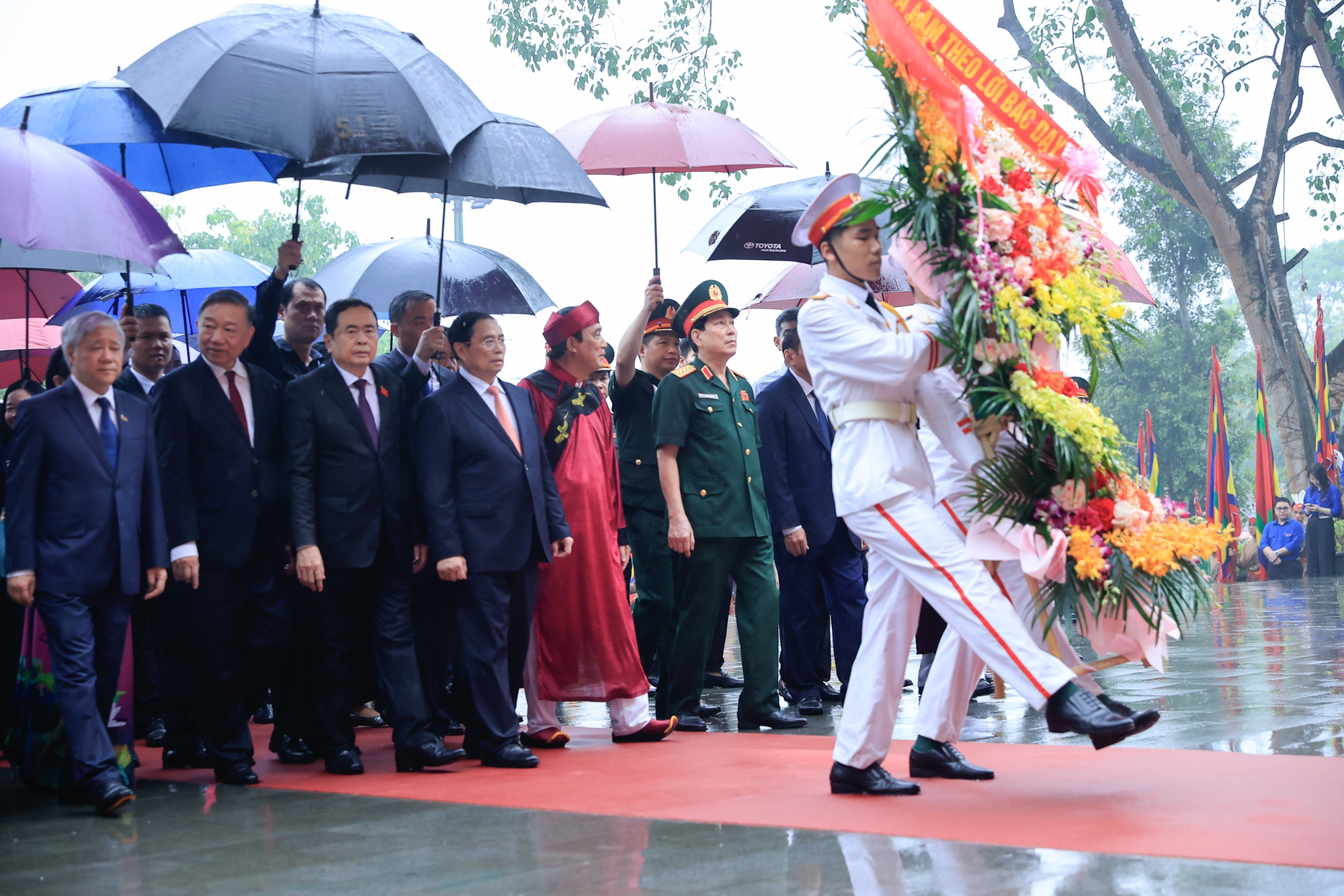 Thủ tướng Phạm Minh Chính dự lễ dâng hương ngày Giỗ Tổ Hùng Vương- Ảnh 5. Thủ tướng Phạm Minh Chính dự lễ dâng hương ngày Giỗ Tổ Hùng Vương- Ảnh 5.