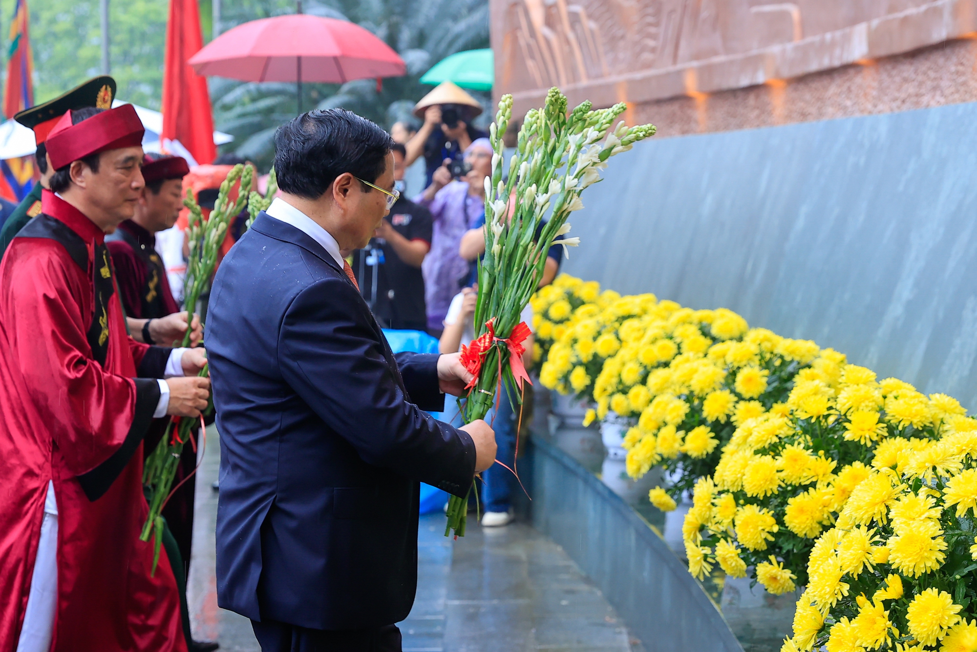 Thủ tướng Phạm Minh Chính dự lễ dâng hương ngày Giỗ Tổ Hùng Vương- Ảnh 7. Thủ tướng Phạm Minh Chính dự lễ dâng hương ngày Giỗ Tổ Hùng Vương- Ảnh 7.