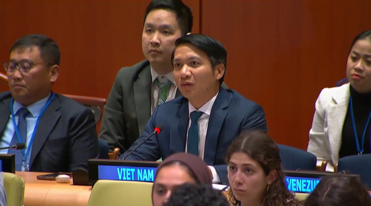 Thanh niên Việt Nam cam kết chung tay ứng phó biến đổi khí hậu- Ảnh 2. Anh Nguyễn Ngọc Lương phát biểu tại phiên toàn thể Diễn đàn Thanh niên ECOSOC 2024