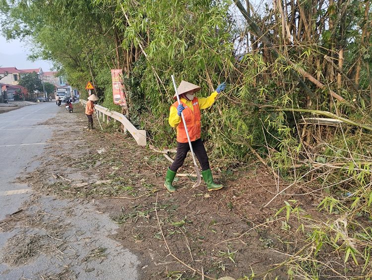 cong-nhan-cong-ty-cp-quan-ly-va-xay-dung-duong-bo-phu-tho-khac-phuc-hau-qua-don-dep-tuyen-duong-qua-thi-tran-thanh-son-bi-anh-huong-do-mua-dong.jpg