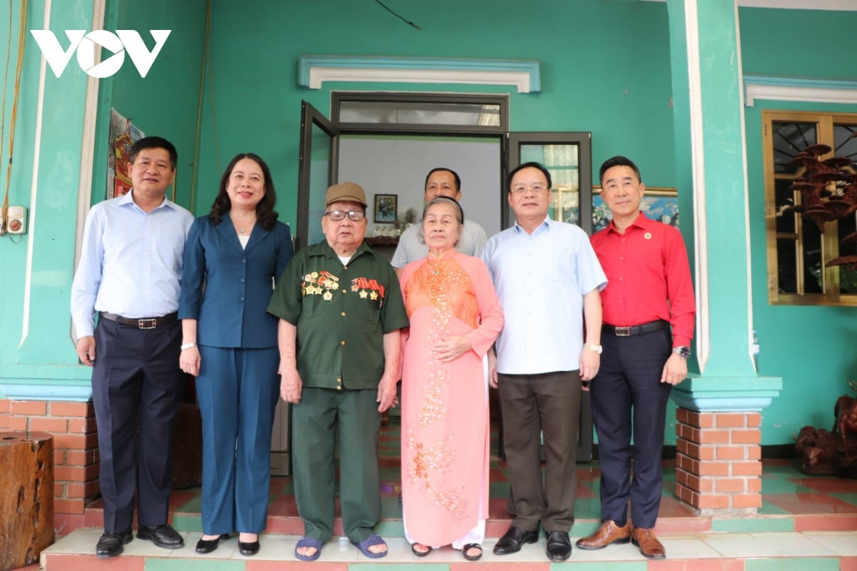 quyền chủ tịch nước võ thị Ánh xuân thăm, tặng quà chiến sĩ Điện biên hình ảnh 1 quyen chu tich nuoc vo thi Anh xuan tham, tang qua chien si Dien bien hinh anh 1