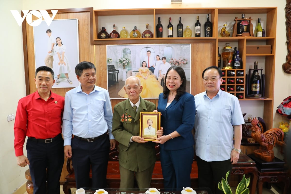 quyền chủ tịch nước võ thị Ánh xuân thăm, tặng quà chiến sĩ Điện biên hình ảnh 2 quyen chu tich nuoc vo thi Anh xuan tham, tang qua chien si Dien bien hinh anh 2