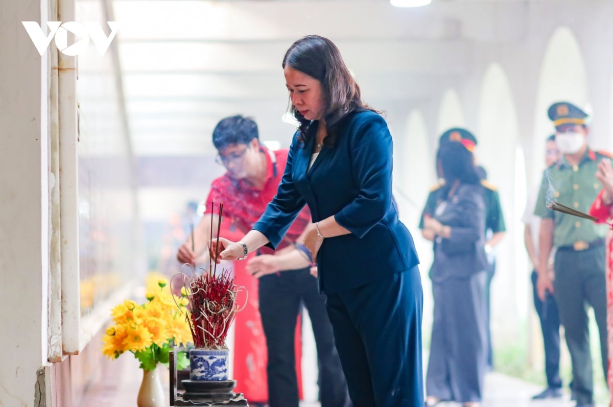 quyền chủ tịch nước võ thị Ánh xuân thăm, tặng quà chiến sĩ Điện biên hình ảnh 3 quyen chu tich nuoc vo thi Anh xuan tham, tang qua chien si Dien bien hinh anh 3
