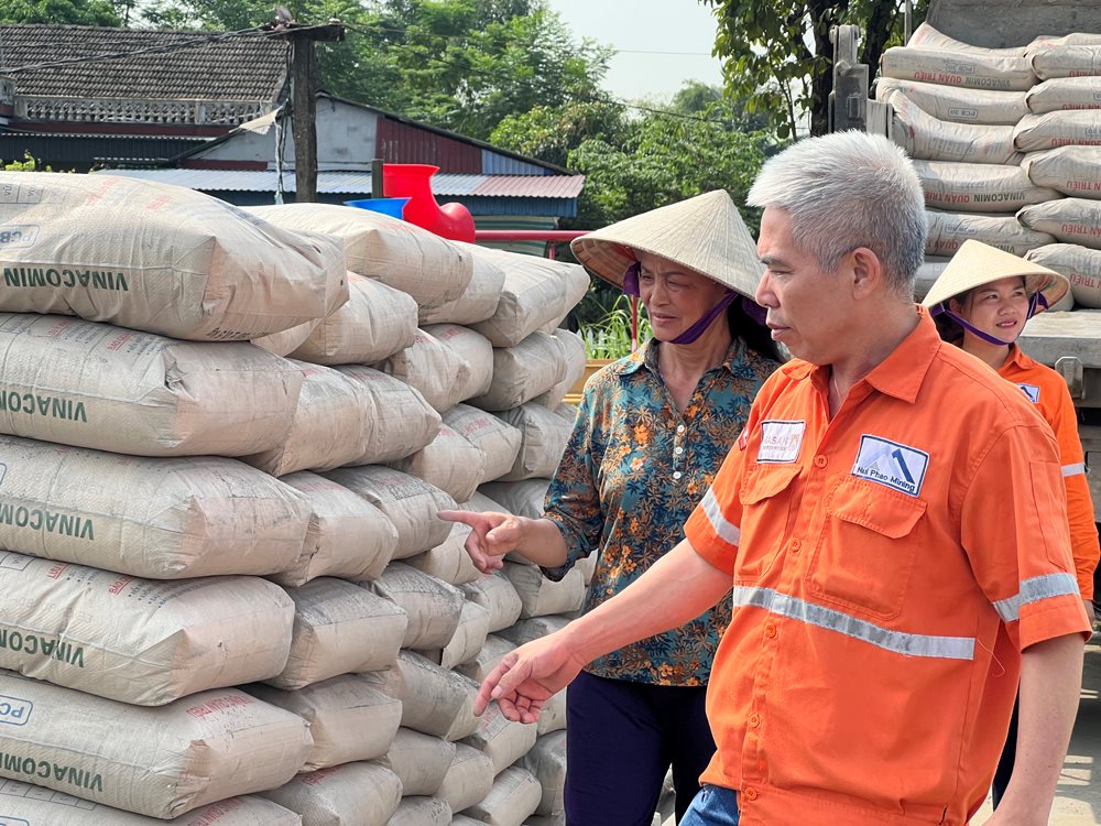 5-ho-tro-huyen-dai-tu-3.000-tan-xi-mang-cho-phong-trao-mo-rong-duong-xom-6m.jpg