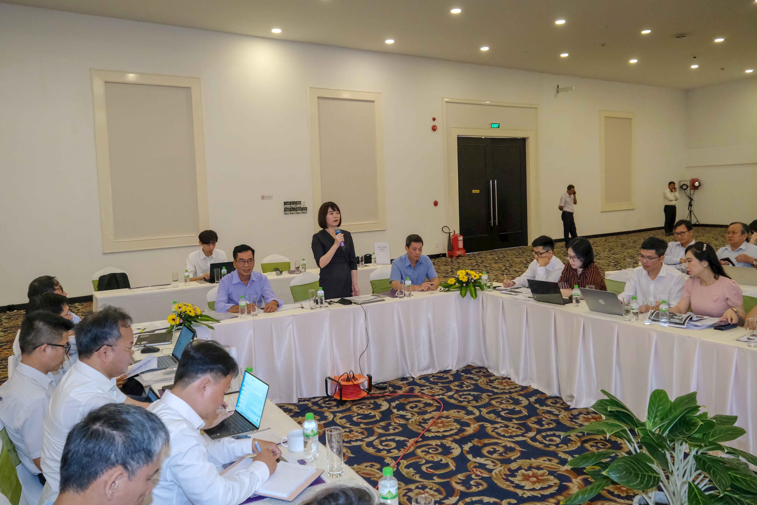 a5-quang-canh-cuoc-hop.jpg