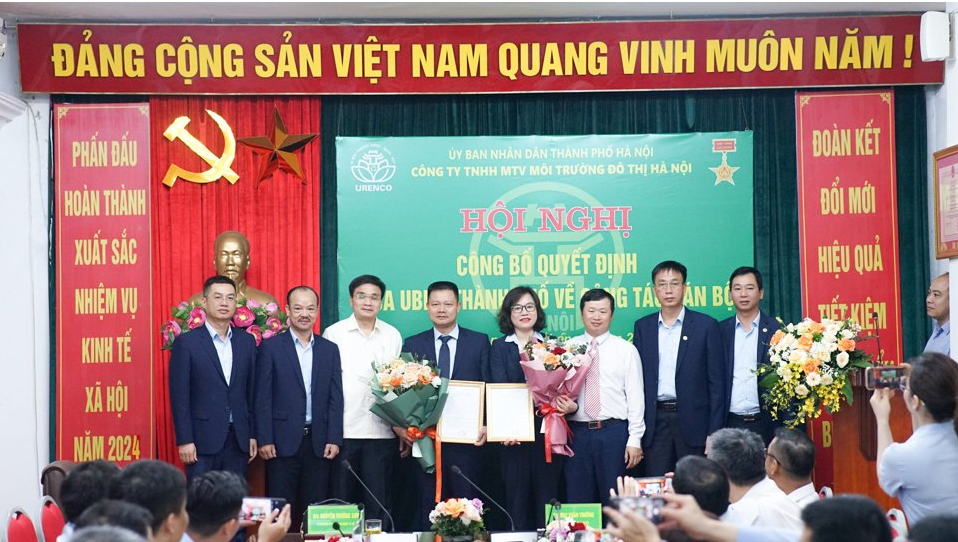 cac-dai-bieu-chuc-mung-dong-chi-vu-van-ha-va-nguyen-hai-phong-duoc-ubnd-thanh-pho-tin-nhiem-giao-dam-nhan-nhiem-vu-moi..png