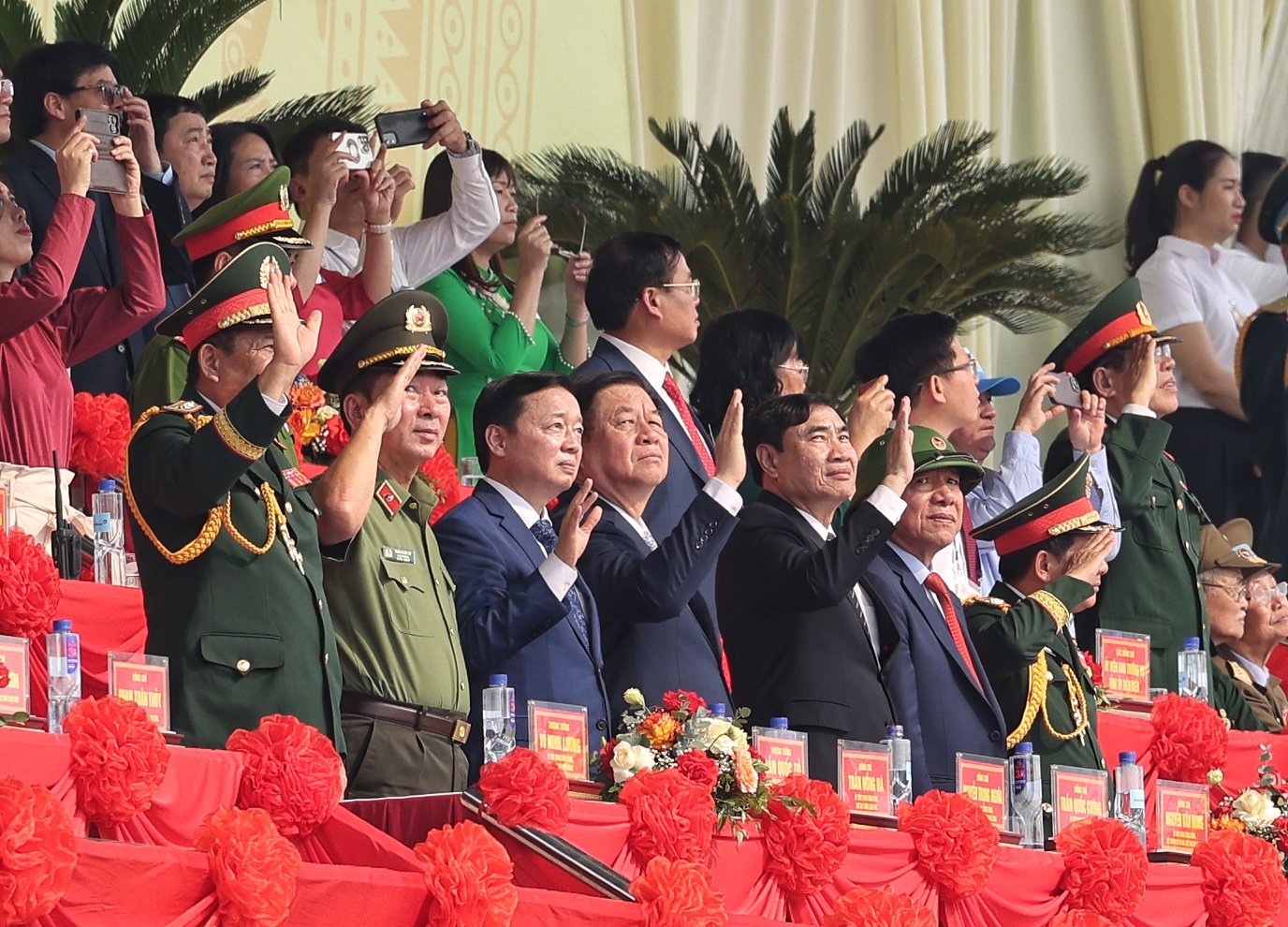 Tổng duyệt Lễ kỷ niệm 70 năm Chiến thắng Điện Biên Phủ: Nhân dân, du khách cổ vũ nồng nhiệt các khối diễu binh, diễu hành- Ảnh 7. Tổng duyệt Lễ kỷ niệm 70 năm Chiến thắng Điện Biên Phủ: Nhân dân, du khách cổ vũ nồng nhiệt các khối diễu binh, diễu hành- Ảnh 7.