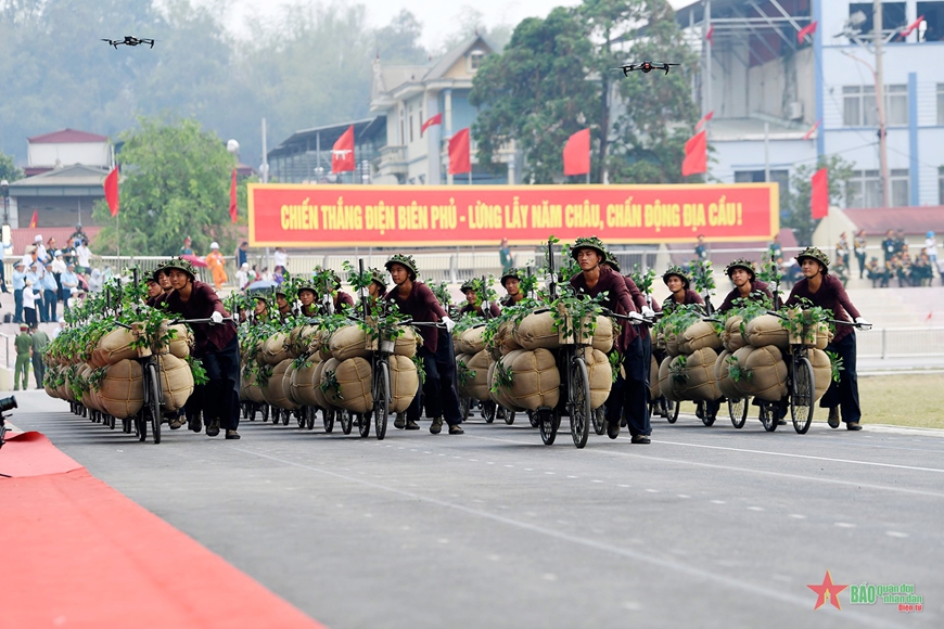 Tổng duyệt Lễ kỷ niệm 70 năm Chiến thắng Điện Biên Phủ: Nhân dân, du khách cổ vũ nồng nhiệt các khối diễu binh, diễu hành- Ảnh 17. Tổng duyệt Lễ kỷ niệm 70 năm Chiến thắng Điện Biên Phủ: Nhân dân, du khách cổ vũ nồng nhiệt các khối diễu binh, diễu hành- Ảnh 17.