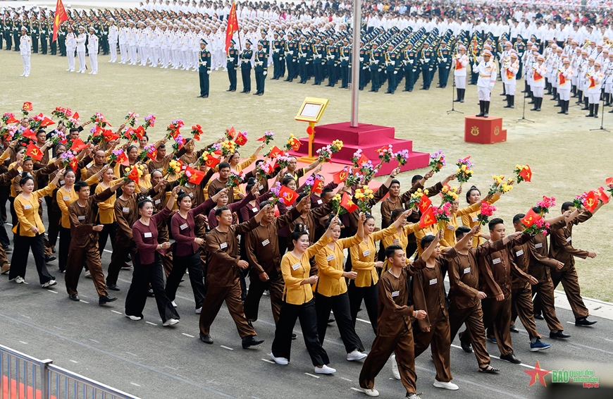 Tổng duyệt Lễ kỷ niệm 70 năm Chiến thắng Điện Biên Phủ: Nhân dân, du khách cổ vũ nồng nhiệt các khối diễu binh, diễu hành- Ảnh 18. Tổng duyệt Lễ kỷ niệm 70 năm Chiến thắng Điện Biên Phủ: Nhân dân, du khách cổ vũ nồng nhiệt các khối diễu binh, diễu hành- Ảnh 18.