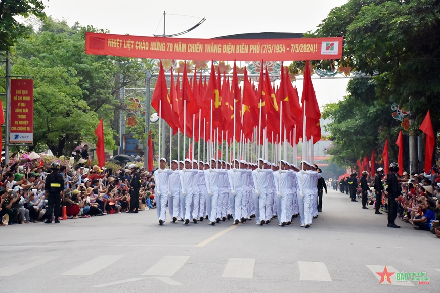 Tổng duyệt Lễ kỷ niệm 70 năm Chiến thắng Điện Biên Phủ: Nhân dân, du khách cổ vũ nồng nhiệt các khối diễu binh, diễu hành- Ảnh 19. Tổng duyệt Lễ kỷ niệm 70 năm Chiến thắng Điện Biên Phủ: Nhân dân, du khách cổ vũ nồng nhiệt các khối diễu binh, diễu hành- Ảnh 19.