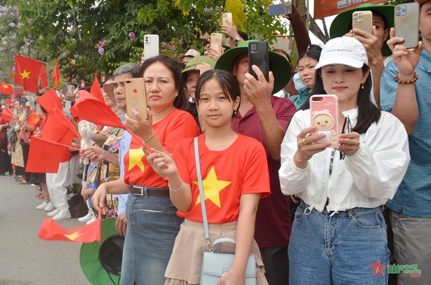 Tổng duyệt Lễ kỷ niệm 70 năm Chiến thắng Điện Biên Phủ: Nhân dân, du khách cổ vũ nồng nhiệt các khối diễu binh, diễu hành- Ảnh 21. Tổng duyệt Lễ kỷ niệm 70 năm Chiến thắng Điện Biên Phủ: Nhân dân, du khách cổ vũ nồng nhiệt các khối diễu binh, diễu hành- Ảnh 21.