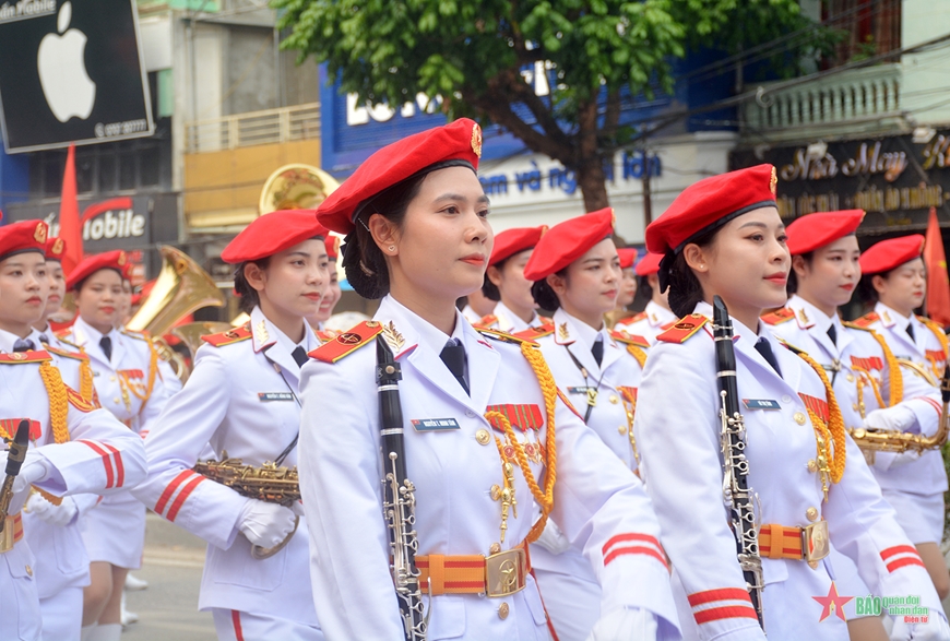 Tổng duyệt Lễ kỷ niệm 70 năm Chiến thắng Điện Biên Phủ: Nhân dân, du khách cổ vũ nồng nhiệt các khối diễu binh, diễu hành- Ảnh 22. Tổng duyệt Lễ kỷ niệm 70 năm Chiến thắng Điện Biên Phủ: Nhân dân, du khách cổ vũ nồng nhiệt các khối diễu binh, diễu hành- Ảnh 22.