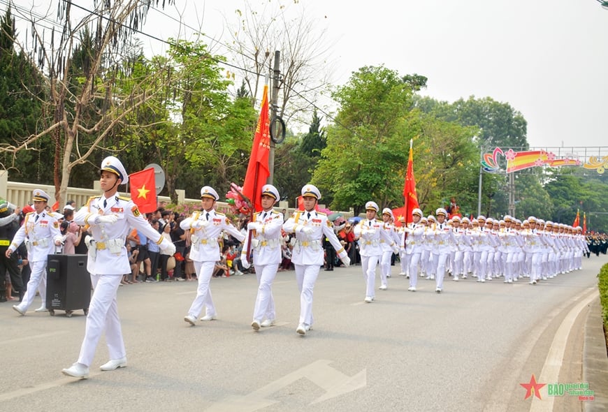 Tổng duyệt Lễ kỷ niệm 70 năm Chiến thắng Điện Biên Phủ: Nhân dân, du khách cổ vũ nồng nhiệt các khối diễu binh, diễu hành- Ảnh 23. Tổng duyệt Lễ kỷ niệm 70 năm Chiến thắng Điện Biên Phủ: Nhân dân, du khách cổ vũ nồng nhiệt các khối diễu binh, diễu hành- Ảnh 23.