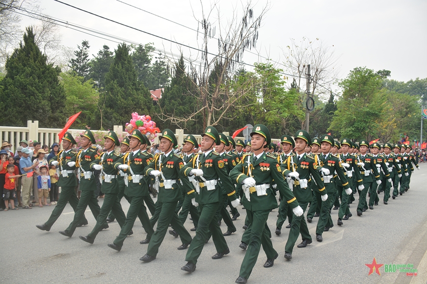Tổng duyệt Lễ kỷ niệm 70 năm Chiến thắng Điện Biên Phủ: Nhân dân, du khách cổ vũ nồng nhiệt các khối diễu binh, diễu hành- Ảnh 24. Tổng duyệt Lễ kỷ niệm 70 năm Chiến thắng Điện Biên Phủ: Nhân dân, du khách cổ vũ nồng nhiệt các khối diễu binh, diễu hành- Ảnh 24.