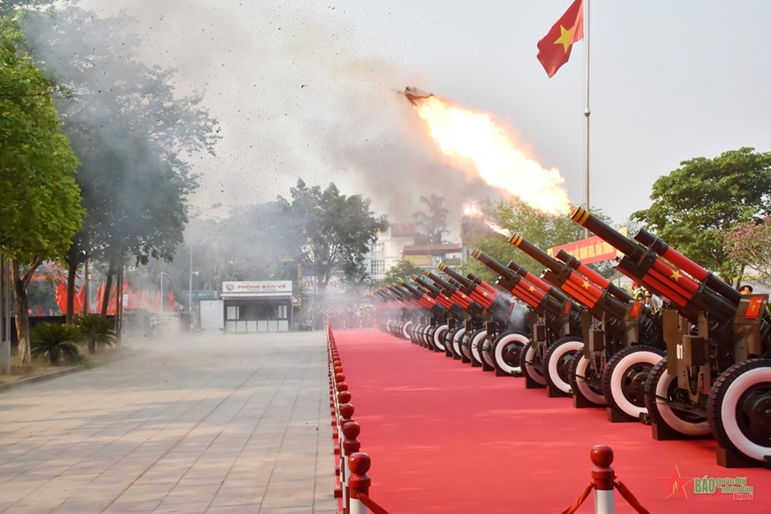 Tổng duyệt Lễ kỷ niệm 70 năm Chiến thắng Điện Biên Phủ: Nhân dân, du khách cổ vũ nồng nhiệt các khối diễu binh, diễu hành- Ảnh 8. Tổng duyệt Lễ kỷ niệm 70 năm Chiến thắng Điện Biên Phủ: Nhân dân, du khách cổ vũ nồng nhiệt các khối diễu binh, diễu hành- Ảnh 8.