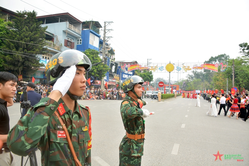 Tổng duyệt Lễ kỷ niệm 70 năm Chiến thắng Điện Biên Phủ: Nhân dân, du khách cổ vũ nồng nhiệt các khối diễu binh, diễu hành- Ảnh 26. Tổng duyệt Lễ kỷ niệm 70 năm Chiến thắng Điện Biên Phủ: Nhân dân, du khách cổ vũ nồng nhiệt các khối diễu binh, diễu hành- Ảnh 26.