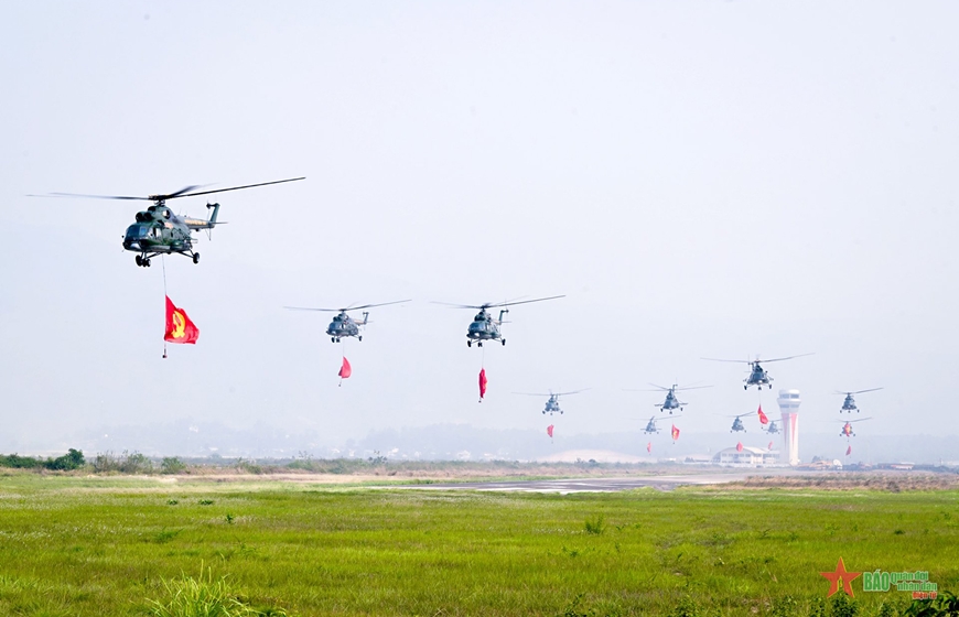 Tổng duyệt Lễ kỷ niệm 70 năm Chiến thắng Điện Biên Phủ: Nhân dân, du khách cổ vũ nồng nhiệt các khối diễu binh, diễu hành- Ảnh 9. Tổng duyệt Lễ kỷ niệm 70 năm Chiến thắng Điện Biên Phủ: Nhân dân, du khách cổ vũ nồng nhiệt các khối diễu binh, diễu hành- Ảnh 9.