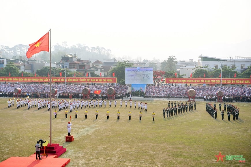 Tổng duyệt Lễ kỷ niệm 70 năm Chiến thắng Điện Biên Phủ: Nhân dân, du khách cổ vũ nồng nhiệt các khối diễu binh, diễu hành- Ảnh 10. Tổng duyệt Lễ kỷ niệm 70 năm Chiến thắng Điện Biên Phủ: Nhân dân, du khách cổ vũ nồng nhiệt các khối diễu binh, diễu hành- Ảnh 10.