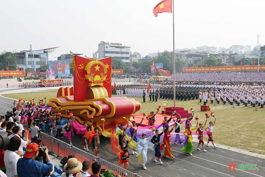 Tổng duyệt Lễ kỷ niệm 70 năm Chiến thắng Điện Biên Phủ: Nhân dân, du khách cổ vũ nồng nhiệt các khối diễu binh, diễu hành- Ảnh 11. Tổng duyệt Lễ kỷ niệm 70 năm Chiến thắng Điện Biên Phủ: Nhân dân, du khách cổ vũ nồng nhiệt các khối diễu binh, diễu hành- Ảnh 11.
