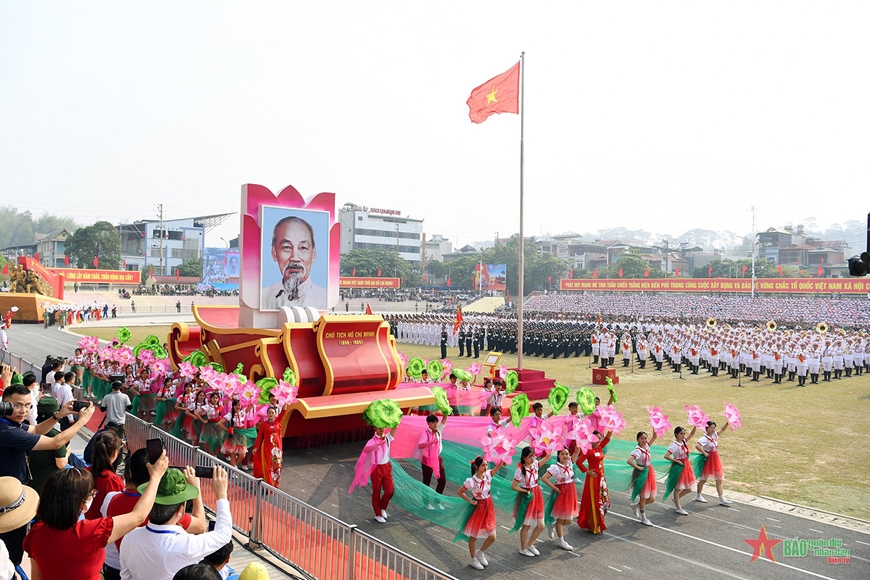 Tổng duyệt Lễ kỷ niệm 70 năm Chiến thắng Điện Biên Phủ: Nhân dân, du khách cổ vũ nồng nhiệt các khối diễu binh, diễu hành- Ảnh 12. Tổng duyệt Lễ kỷ niệm 70 năm Chiến thắng Điện Biên Phủ: Nhân dân, du khách cổ vũ nồng nhiệt các khối diễu binh, diễu hành- Ảnh 12.