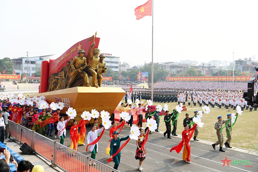 Tổng duyệt Lễ kỷ niệm 70 năm Chiến thắng Điện Biên Phủ: Nhân dân, du khách cổ vũ nồng nhiệt các khối diễu binh, diễu hành- Ảnh 13. Tổng duyệt Lễ kỷ niệm 70 năm Chiến thắng Điện Biên Phủ: Nhân dân, du khách cổ vũ nồng nhiệt các khối diễu binh, diễu hành- Ảnh 13.