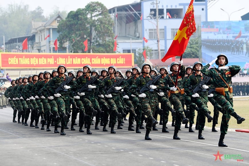 Tổng duyệt Lễ kỷ niệm 70 năm Chiến thắng Điện Biên Phủ: Nhân dân, du khách cổ vũ nồng nhiệt các khối diễu binh, diễu hành- Ảnh 15. Tổng duyệt Lễ kỷ niệm 70 năm Chiến thắng Điện Biên Phủ: Nhân dân, du khách cổ vũ nồng nhiệt các khối diễu binh, diễu hành- Ảnh 15.