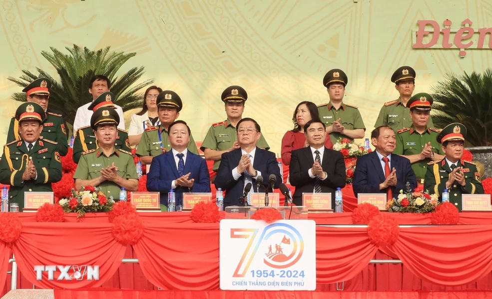 Tổng duyệt Lễ kỷ niệm 70 năm Chiến thắng Điện Biên Phủ: Nhân dân, du khách cổ vũ nồng nhiệt các khối diễu binh, diễu hành- Ảnh 2. Tổng duyệt Lễ kỷ niệm 70 năm Chiến thắng Điện Biên Phủ: Nhân dân, du khách cổ vũ nồng nhiệt các khối diễu binh, diễu hành- Ảnh 2.