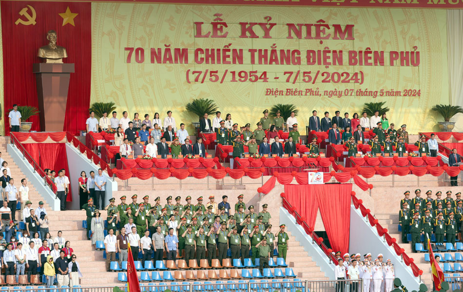 Tổng duyệt Lễ kỷ niệm 70 năm Chiến thắng Điện Biên Phủ: Nhân dân, du khách cổ vũ nồng nhiệt các khối diễu binh, diễu hành- Ảnh 1. Tổng duyệt Lễ kỷ niệm 70 năm Chiến thắng Điện Biên Phủ: Nhân dân, du khách cổ vũ nồng nhiệt các khối diễu binh, diễu hành- Ảnh 1.