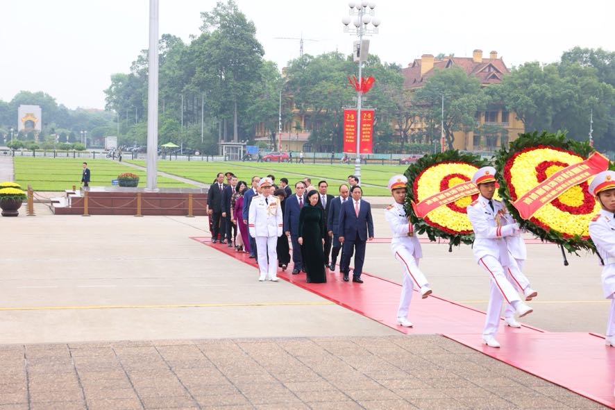 Lãnh đạo Đảng, Nhà nước vào Lăng viếng Chủ tịch Hồ Chí Minh- Ảnh 1. Lãnh đạo Đảng, Nhà nước vào Lăng viếng Chủ tịch Hồ Chí Minh- Ảnh 1.