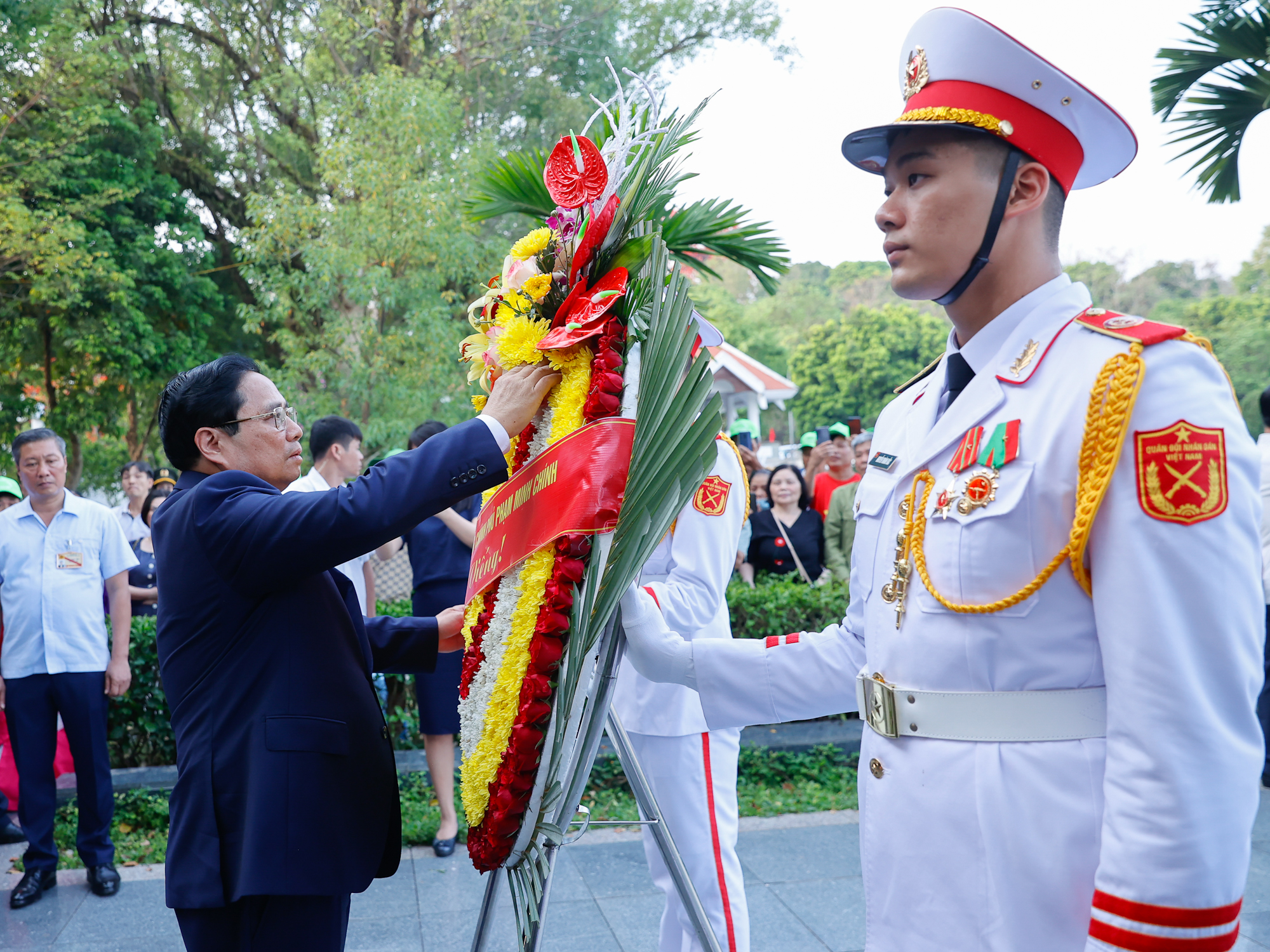 Thủ tướng Phạm Minh Chính dâng hương, dâng hoa tưởng niệm, tri ân các Anh hùng, liệt sĩ tại Điện Biên Phủ- Ảnh 1. Thủ tướng Phạm Minh Chính dâng hương, dâng hoa tưởng niệm, tri ân các Anh hùng, liệt sĩ tại Điện Biên Phủ- Ảnh 1.