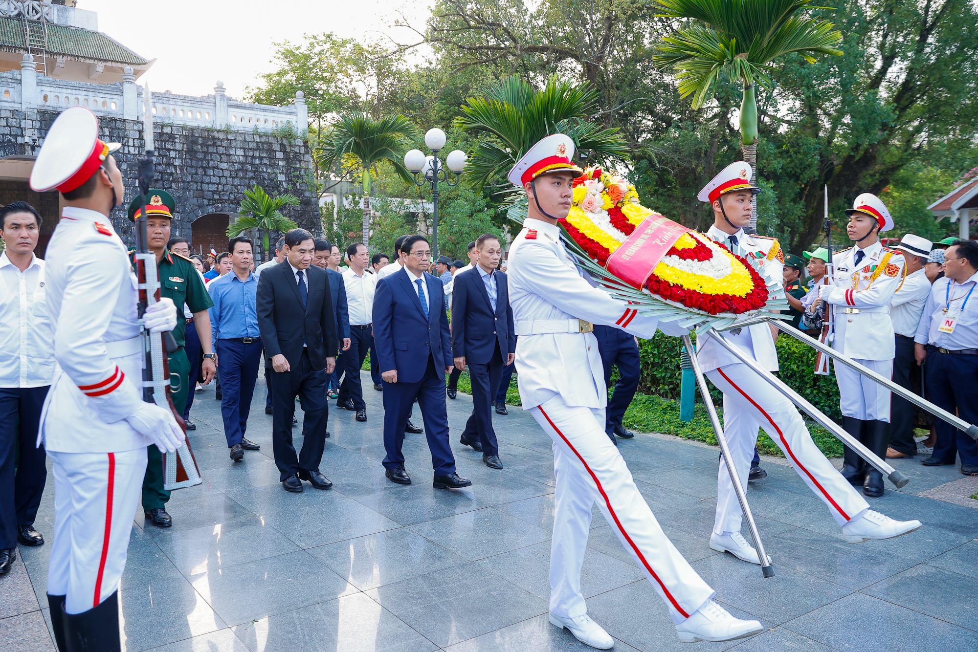 Thủ tướng Phạm Minh Chính dâng hương, dâng hoa tưởng niệm, tri ân các Anh hùng, liệt sĩ tại Điện Biên Phủ- Ảnh 2. Thủ tướng Phạm Minh Chính dâng hương, dâng hoa tưởng niệm, tri ân các Anh hùng, liệt sĩ tại Điện Biên Phủ- Ảnh 2.