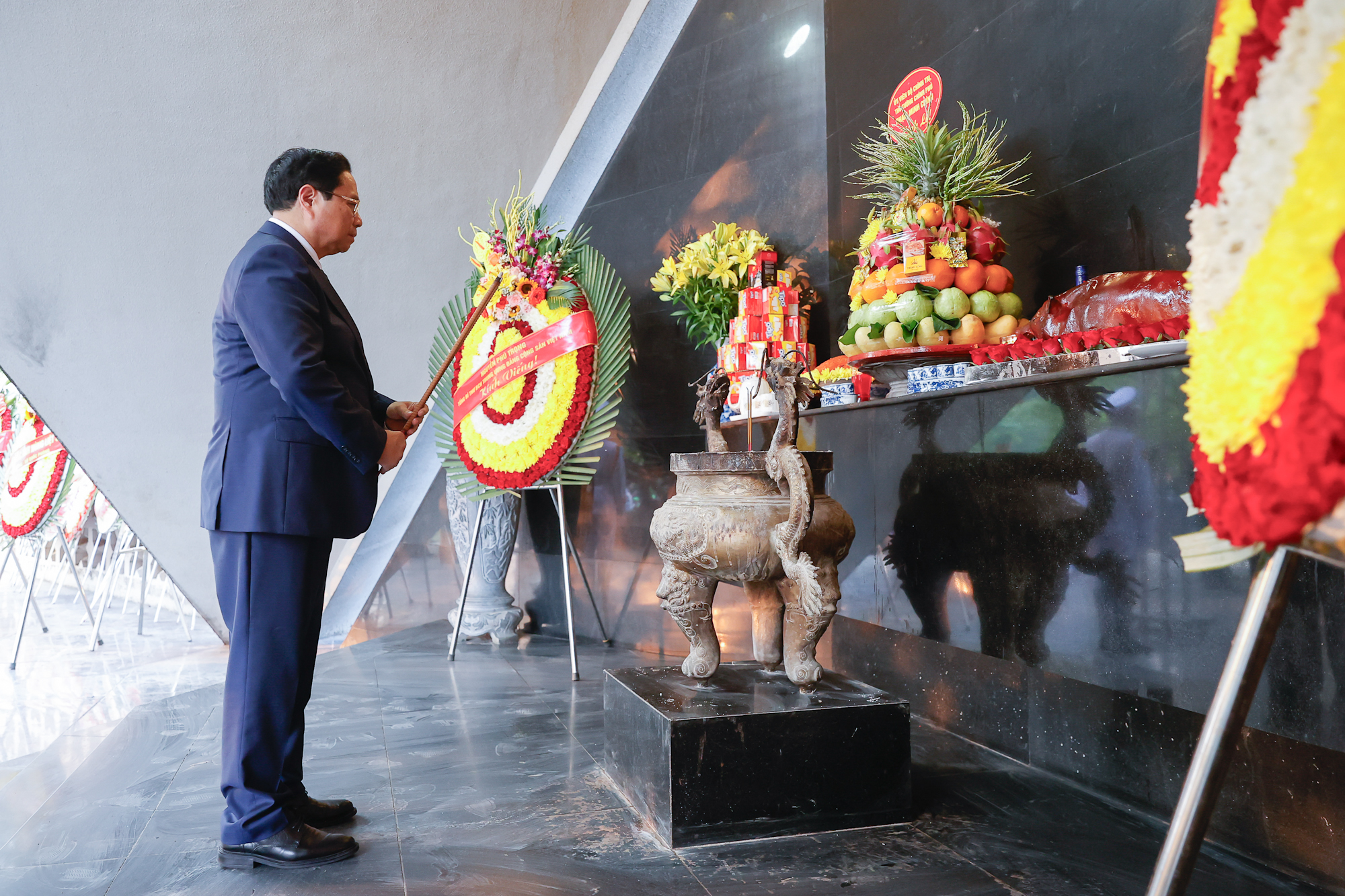 Thủ tướng Phạm Minh Chính dâng hương, dâng hoa tưởng niệm, tri ân các Anh hùng, liệt sĩ tại Điện Biên Phủ- Ảnh 3. Thủ tướng Phạm Minh Chính dâng hương, dâng hoa tưởng niệm, tri ân các Anh hùng, liệt sĩ tại Điện Biên Phủ- Ảnh 3.