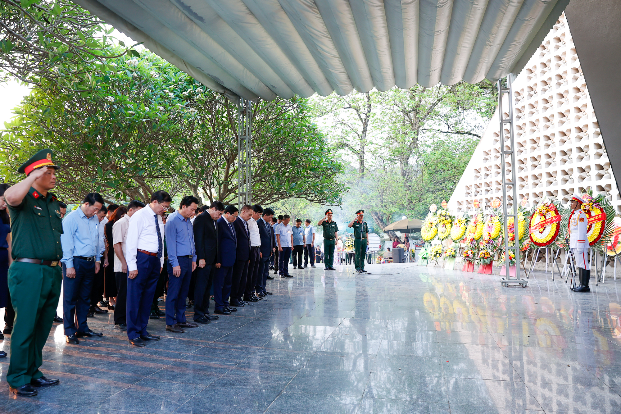 Thủ tướng Phạm Minh Chính dâng hương, dâng hoa tưởng niệm, tri ân các Anh hùng, liệt sĩ tại Điện Biên Phủ- Ảnh 4. Thủ tướng Phạm Minh Chính dâng hương, dâng hoa tưởng niệm, tri ân các Anh hùng, liệt sĩ tại Điện Biên Phủ- Ảnh 4.