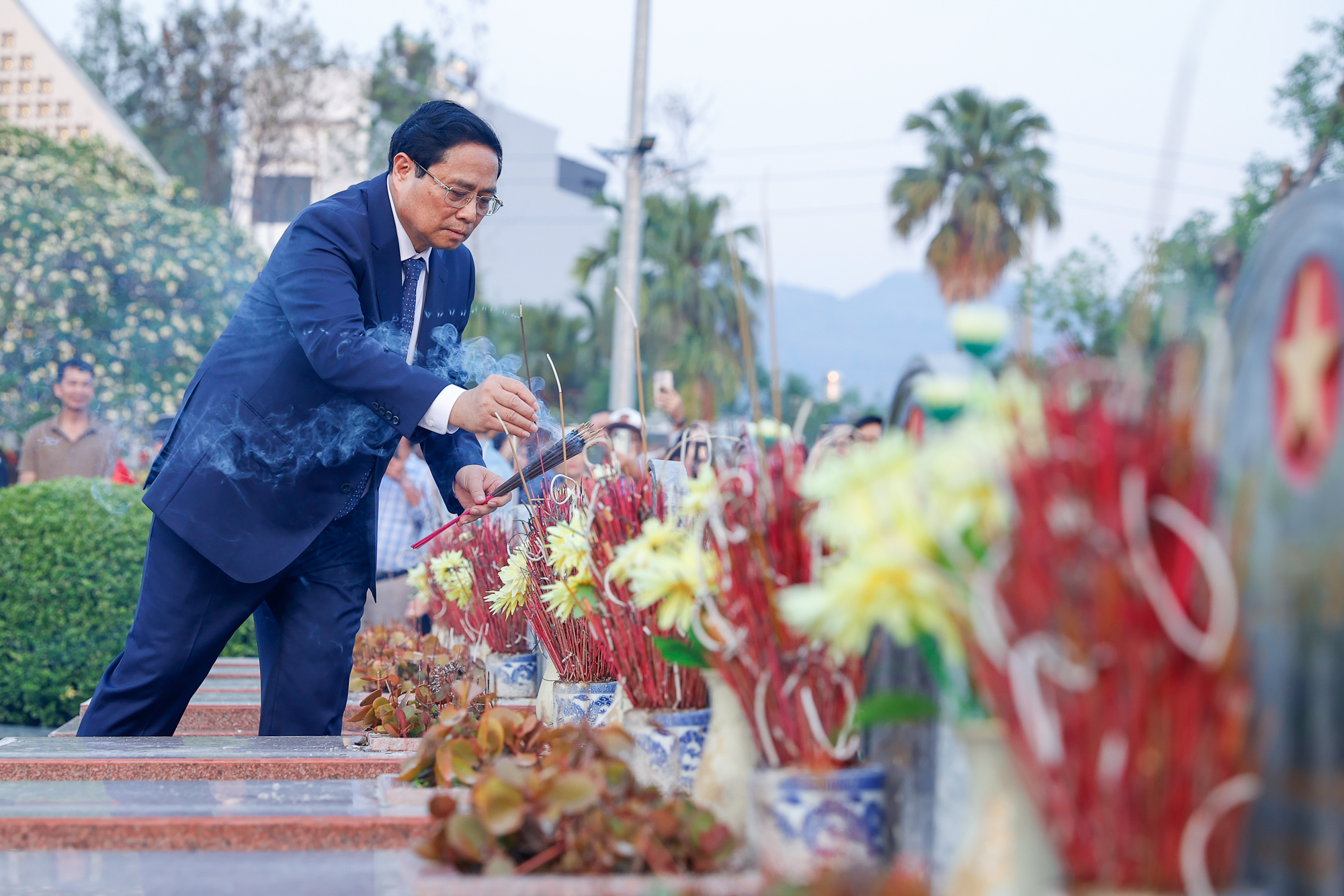 Thủ tướng Phạm Minh Chính dâng hương, dâng hoa tưởng niệm, tri ân các Anh hùng, liệt sĩ tại Điện Biên Phủ- Ảnh 5. Thủ tướng Phạm Minh Chính dâng hương, dâng hoa tưởng niệm, tri ân các Anh hùng, liệt sĩ tại Điện Biên Phủ- Ảnh 5.