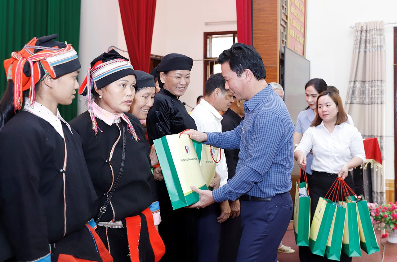 small_20240510-bo-truong-tiep-xuc-cu-tri-16.jpg