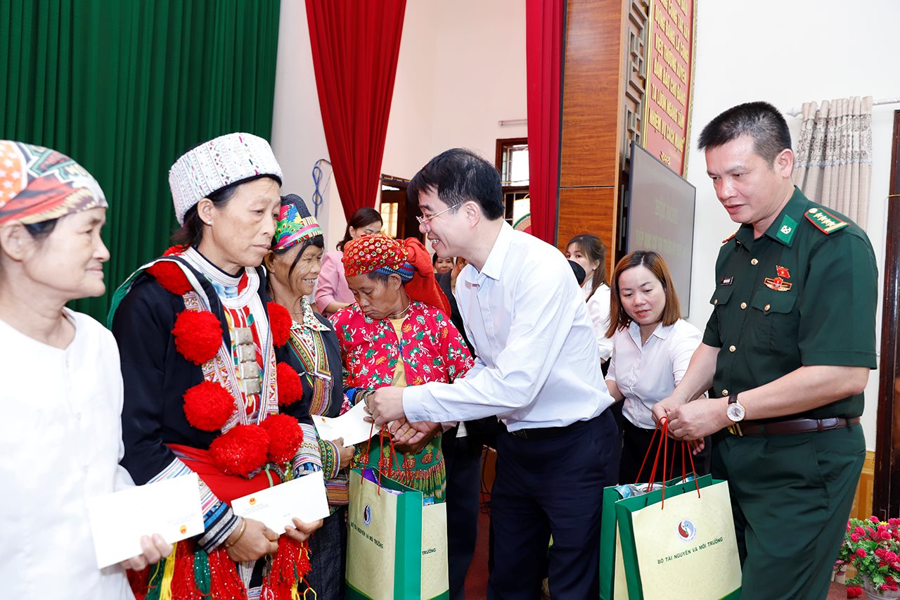 small_20240510-bo-truong-tiep-xuc-cu-tri-19.jpg
