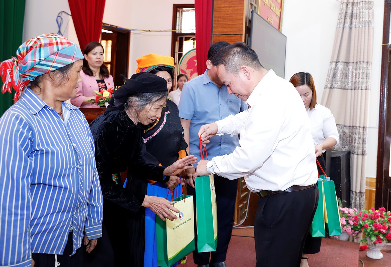 small_20240510-bo-truong-tiep-xuc-cu-tri-21.jpg