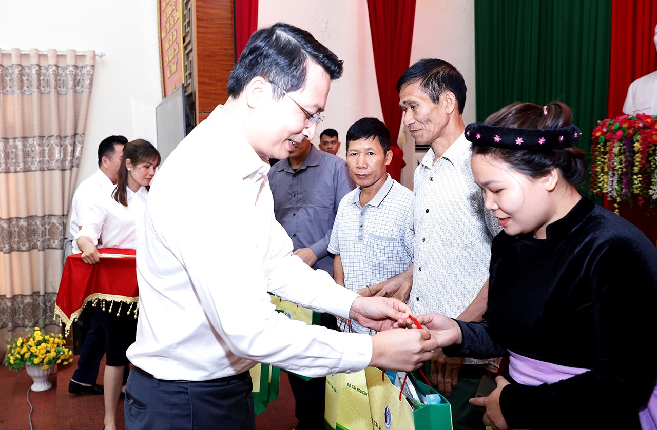 small_20240510-bo-truong-tiep-xuc-cu-tri-22.jpg