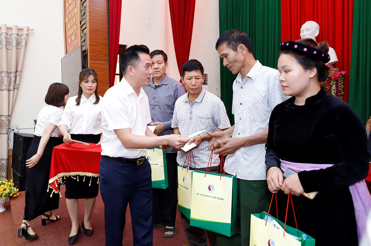 small_20240510-bo-truong-tiep-xuc-cu-tri-23.jpg
