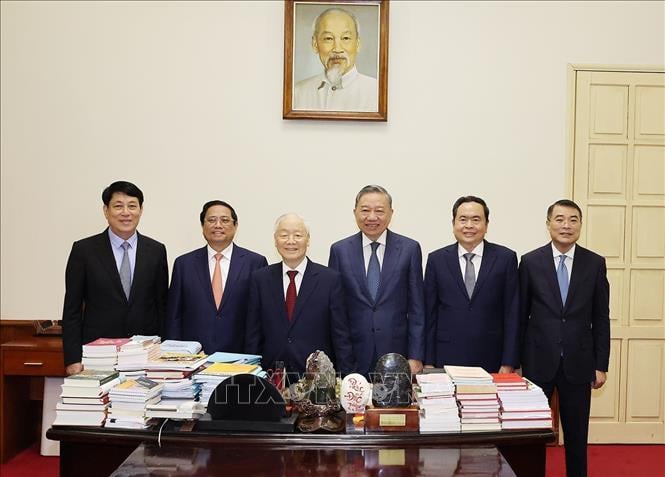 Đại tướng Tô Lâm và đồng chí Trần Thanh Mẫn được Trung ương giới thiệu để bầu làm Chủ tịch nước, Chủ tịch Quốc hội- Ảnh 1. Đại tướng Tô Lâm và đồng chí Trần Thanh Mẫn được Trung ương giới thiệu để bầu làm Chủ tịch nước, Chủ tịch Quốc hội- Ảnh 1.