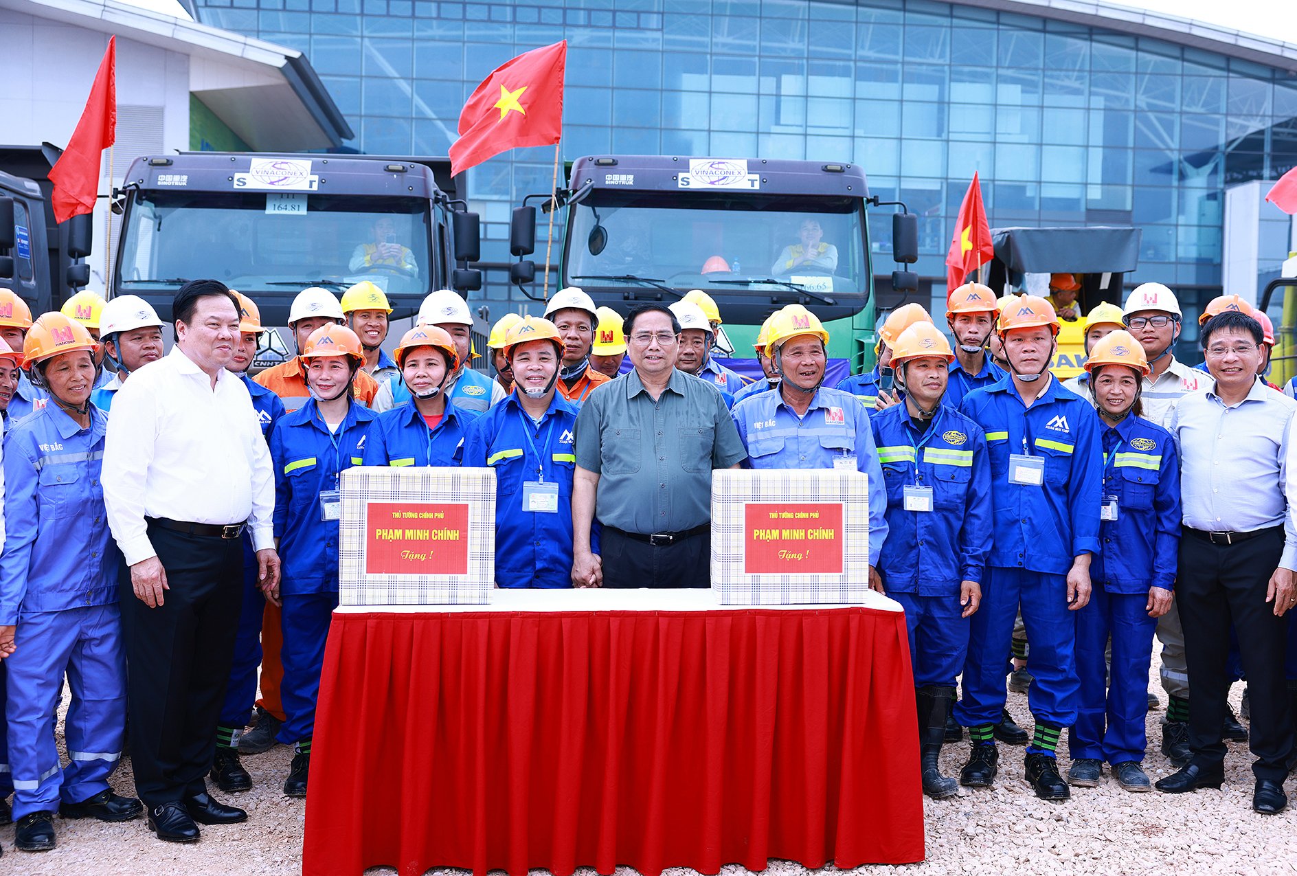 Thủ tướng phát lệnh khởi công mở rộng nhà ga T2 sân bay Nội Bài- Ảnh 8. Thủ tướng phát lệnh khởi công mở rộng nhà ga T2 sân bay Nội Bài- Ảnh 8.