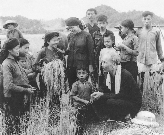 chu-tich-ho-chi-minh-tham-hop-tac-xa-hung-son-huyen-dai-tu-tinh-thai-nguyen-gat-mua-nam-1954.png