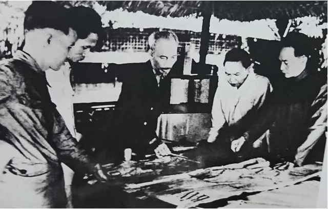 ng-quan-uy-bao-cao-va-duyet-lan-cuoi-ke-hoach-tac-chien-dong-xuan-1953-1954-dong-thoi-quyet-dinh-mo-chien-dich-dien-bien-phu.png