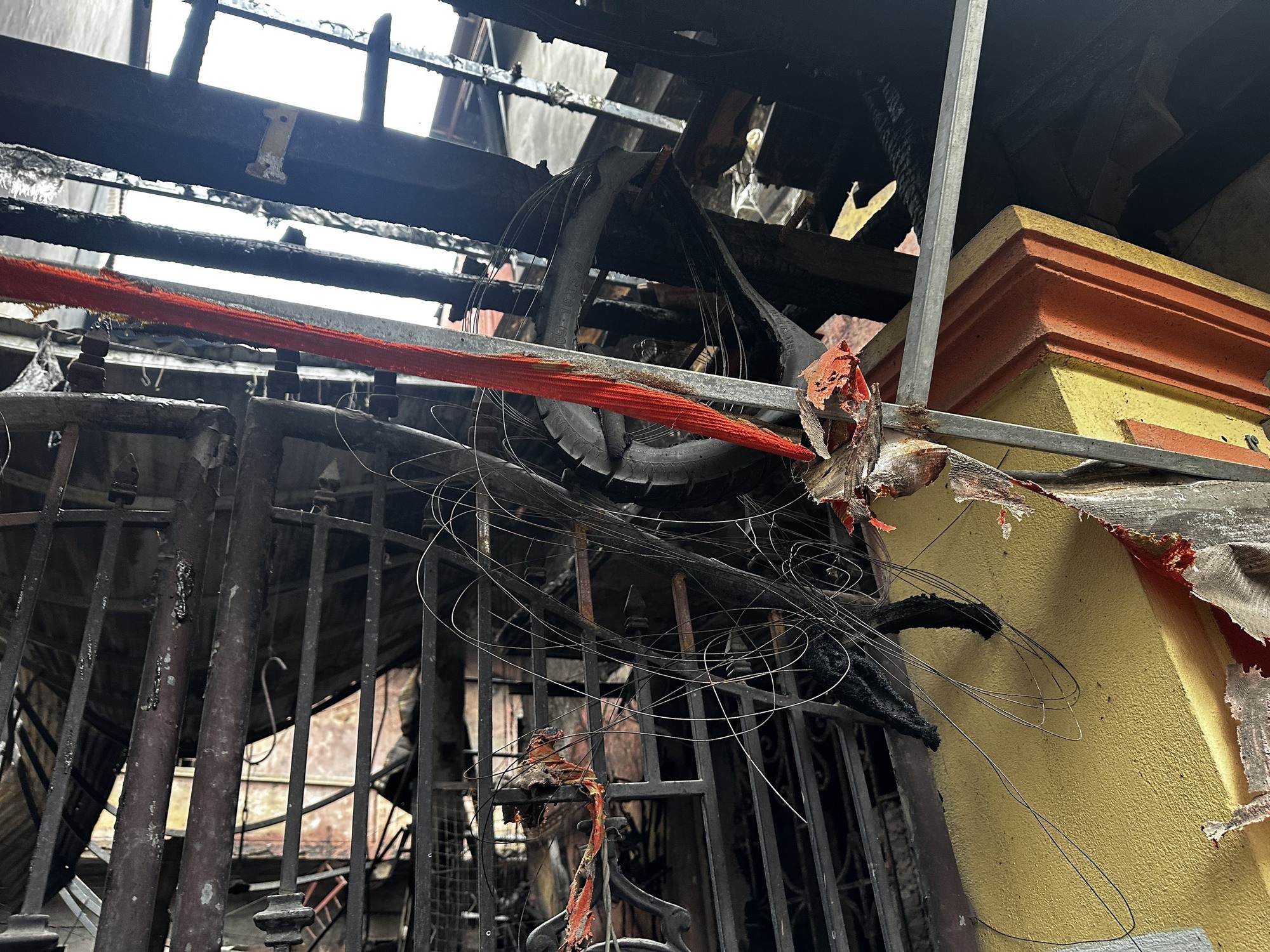Khẩn trương chăm sóc, hỗ trợ tối đa người bị nạn trong vụ cháy nhà trọ ở Hà Nội- Ảnh 5. Khẩn trương chăm sóc, hỗ trợ tối đa người bị nạn trong vụ cháy nhà trọ ở Hà Nội- Ảnh 5.