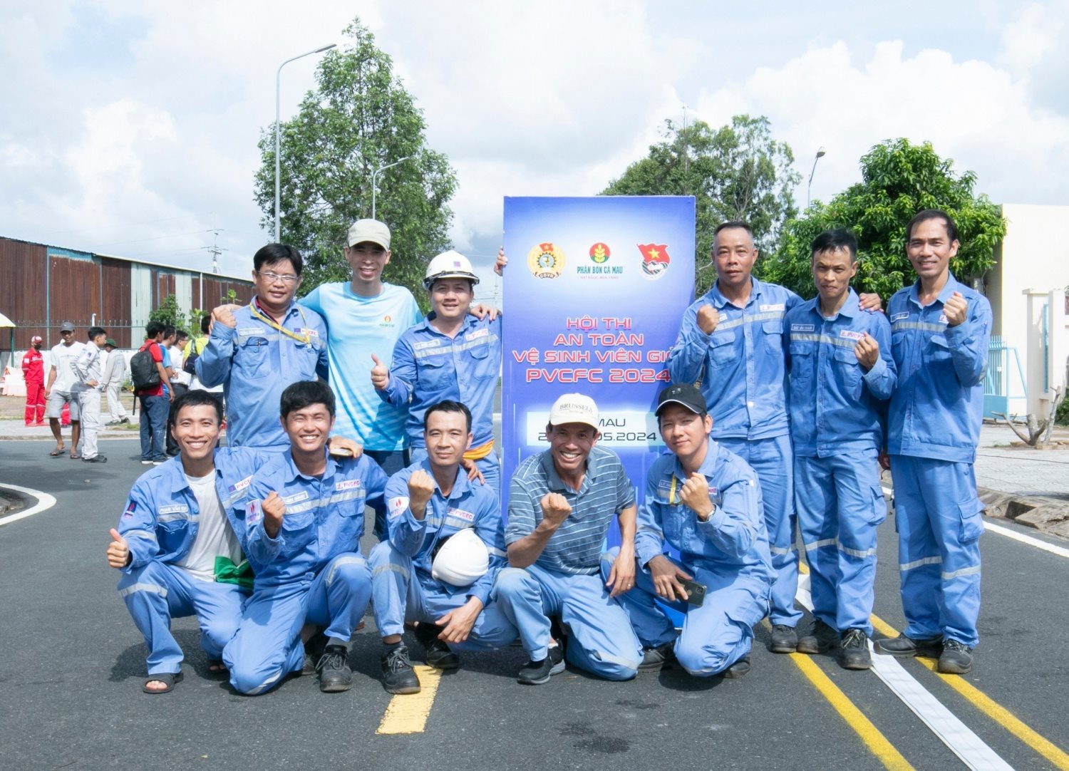 can-bo-nhan-vien-dam-ca-mau-thuc-hanh-nghiep-vu-pccc-nang-cao-cap-nhat-kien-thuc-ve-cong-tac20240524175128.jpg