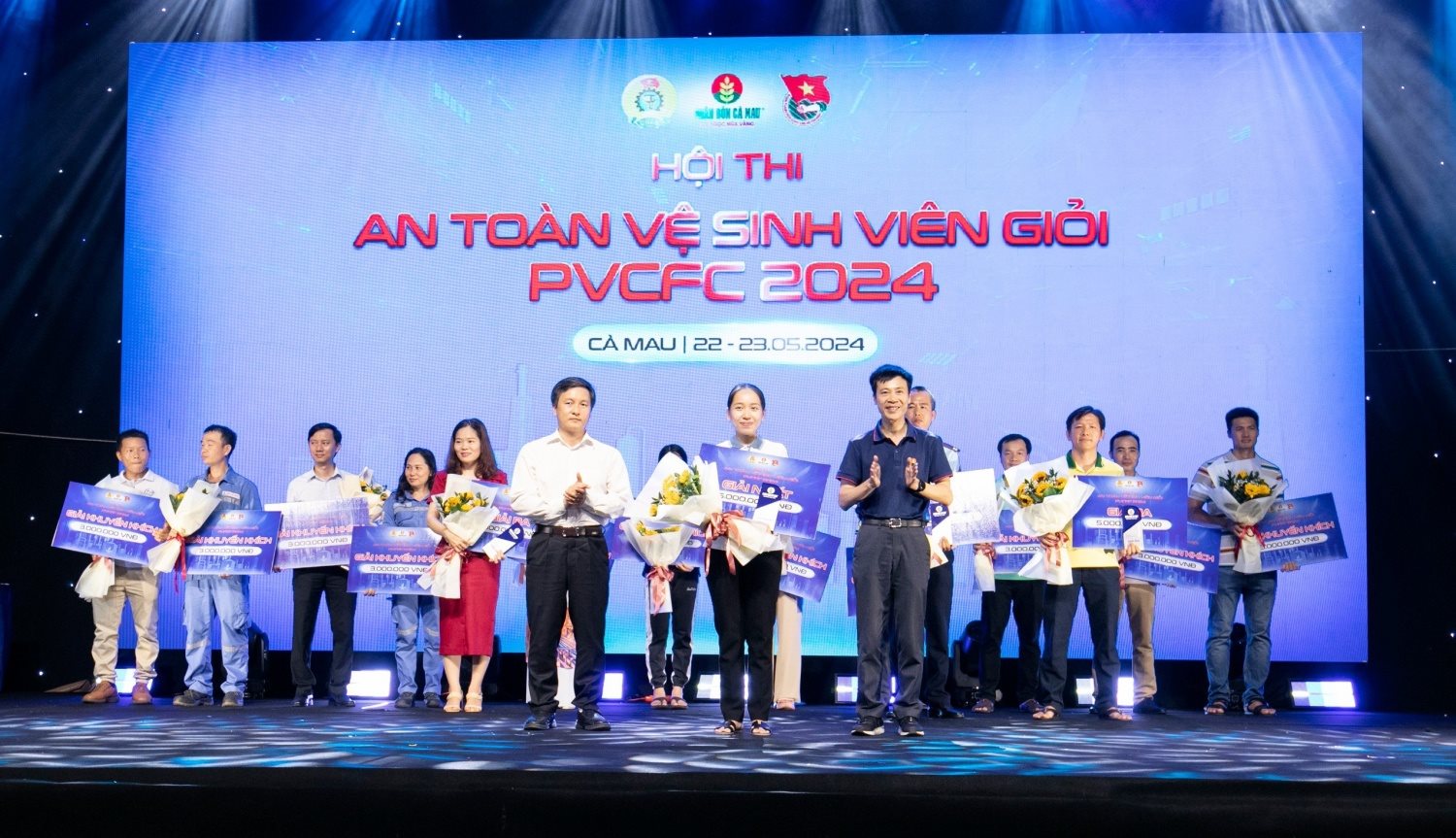 ong-nguyen-duc-hanh-tvhdqt-chu-tich-cong-doan-dai-dien-trao-giai-nhat-tai-le-be-mac20240524175138.jpg