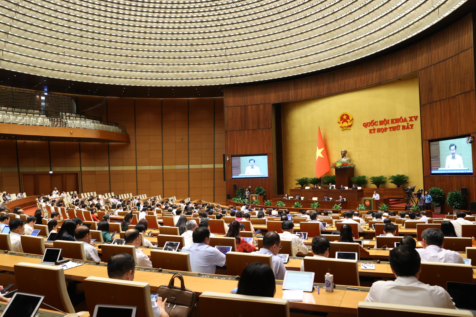 Tiếp tục miễn, giảm thuế phí; linh hoạt, quyết liệt sử dụng hiệu quả các nguồn lực; giải ngân đầu tư công cao nhất trong 4 năm- Ảnh 4. Tiếp tục miễn, giảm thuế phí; linh hoạt, quyết liệt sử dụng hiệu quả các nguồn lực; giải ngân đầu tư công cao nhất trong 4 năm- Ảnh 4.