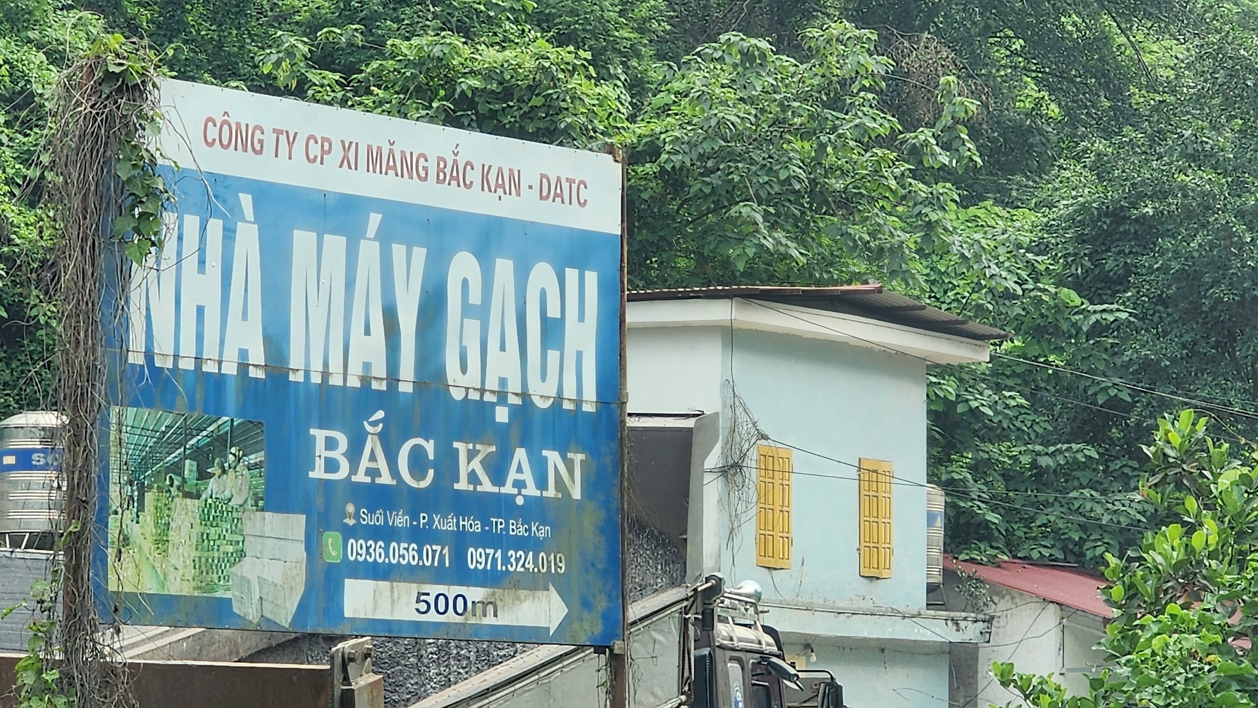 bkan-bien-dan-vao-nha-may-gach.jpg